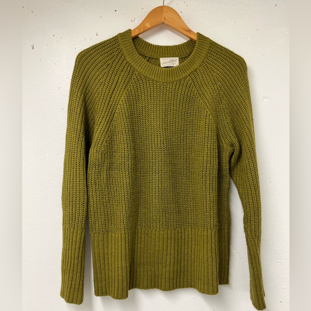 Universal thread size M green knit sweater
